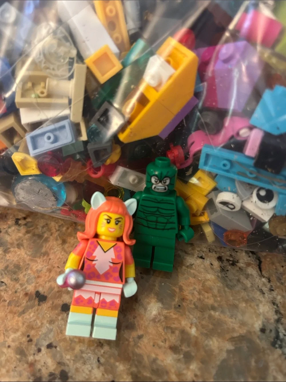 2lbs. Lego misc. pieces with two mini figures, Lot C - Picture 4 of 4